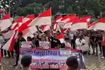 suasana-massa-yang-datang-ke-gedung-merah-putih.jpg