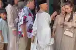 Ayu-Ting-Ting-membagi-bagikan-uang-lebaran-kepada-tetangga.jpg