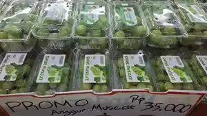 Anggur-muscat-tersusun-di-rak-display-toko-buah-Semarang.jpg