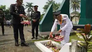 Bupati-Malang-Muhammad-Sanusi-dan-Kapolres-Malang-tabur-bunga-memperingati-Hari-Pahlawan.jpg