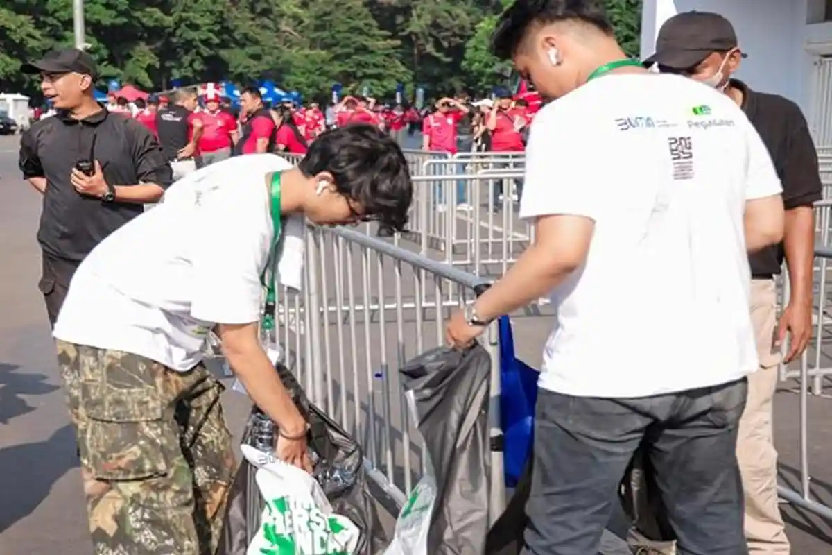 Usai Laga Indonesia vs Irak, Pegadaian Ajak Suporter Bersih-bersih di GBK