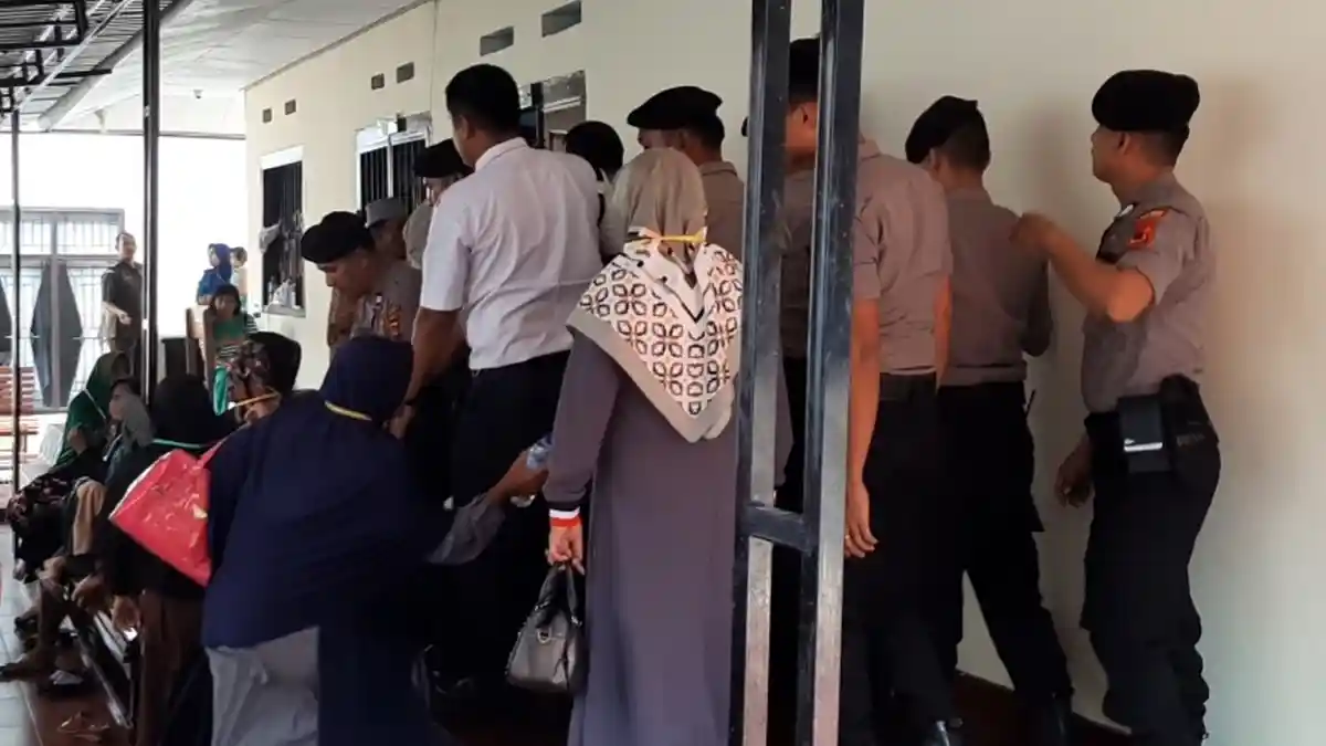 Dua Terdakwa Pembunuhan Kades Dusun Sekampil Dikepung Keluarga Korban, Sempat Lontarkan Umpatan