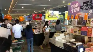 Rela-Antre-Sejak-Pagi-Pengunjung-Bazar-BBW-Bali-2026-Datang-Bawa-Koper-untuk-Borong-Buku.jpg