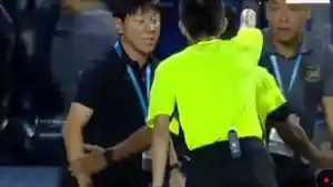 Diberi-Kartu-Kuning-Shin-Tae-yong-Ngamuk-ke-Wasit-di-Laga-Final-Piala-AFF-U023-2023.jpg