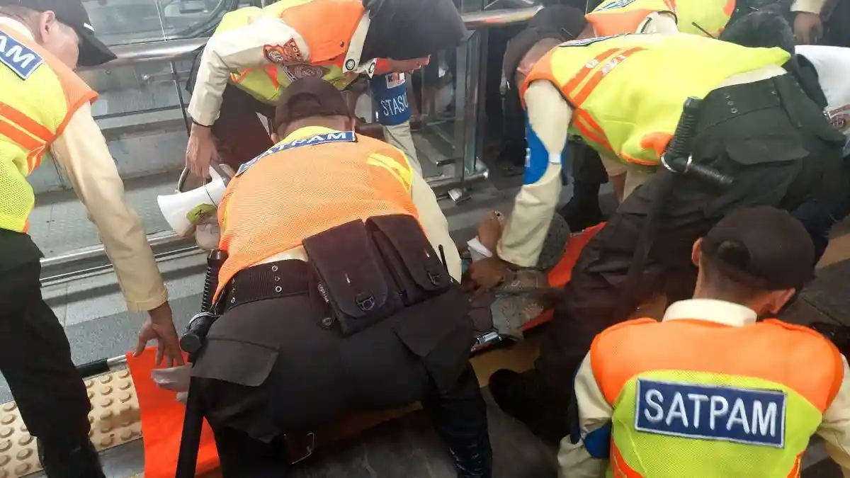 Emak-emak Jatuh di Celah Peron dan Gerbong KRL di Stasiun Manggarai
