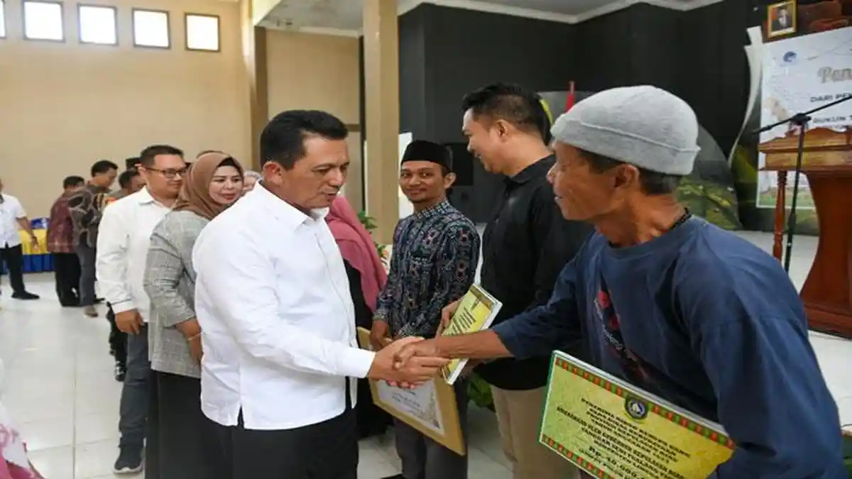 Gubernur Kepri Serahkan Bantuan untuk RT RW, Guru hingga Pemuka Agama di Lingga