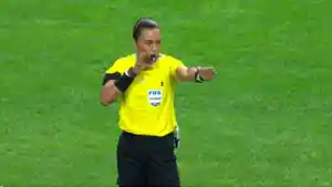 Wasit-umumkan-gol-Luis-Suarez.jpg