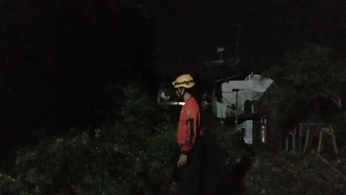 Tebing Lima Meter Longsor di Cicurug Sukabumi, Rumah Terancam Ambles, Jalan Tak Bisa Dilalui Mobil