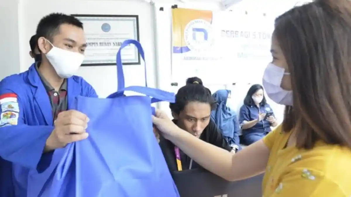 Udinus Kembali Bagikan Sembako untuk Mahasiswa dan Warga Sekitar