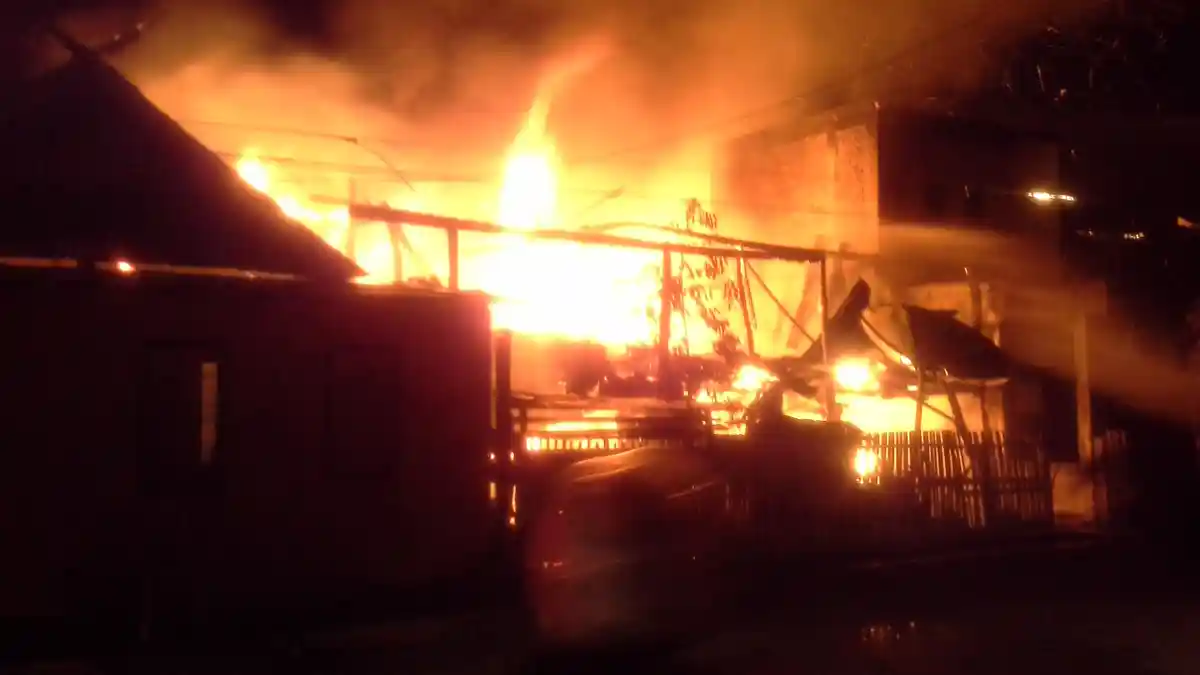 3 Rumah Ludes Terbakar di Benteng Selayar, Pemadam Telat Tiba di Lokasi