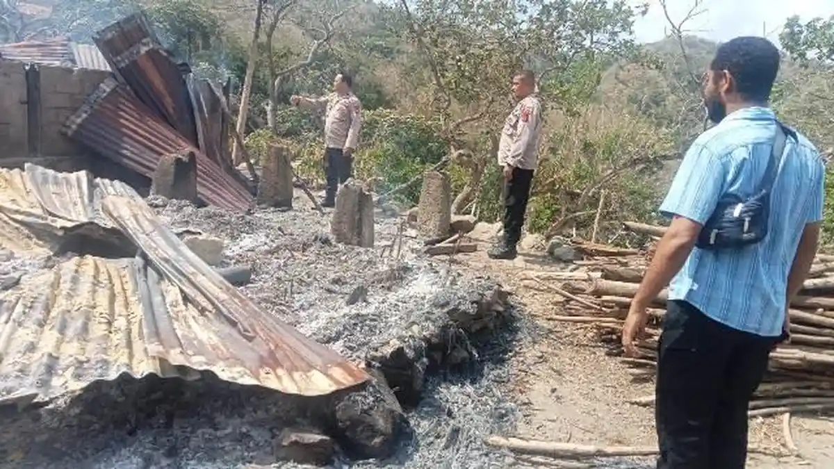 BREAKING NEWS: Satu Unit Rumah Semi Permanen di Lenandareta Sikka Ludes Terbakar 