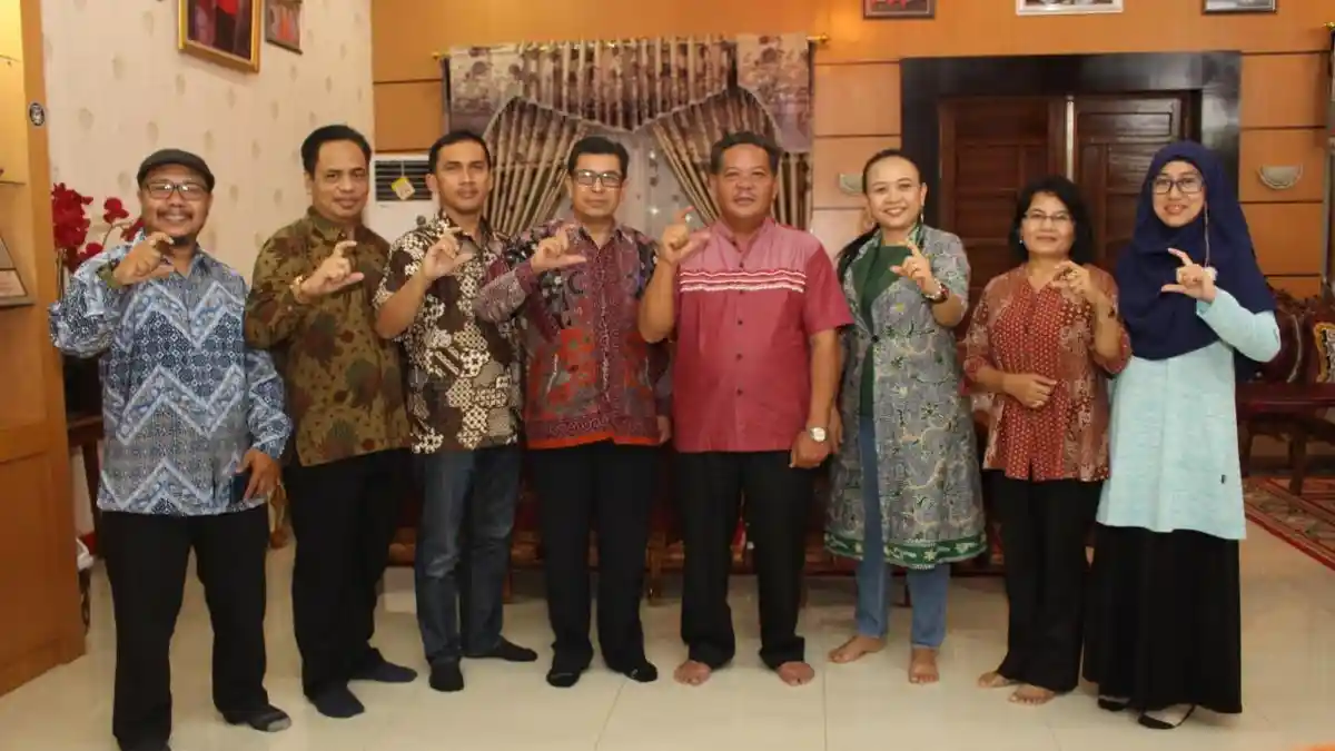 Tim KI dan PPID Utama Kalbar Silahturahmi Bersana Bupati Sanggau