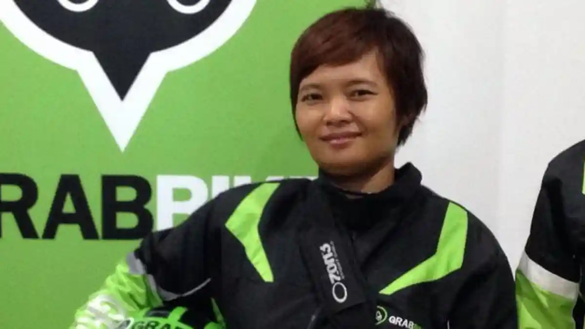 Bisnis Bangkrut, Mpok Jo Banting Setir Jadi Tukang Ojek Grab Bike