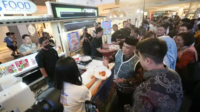 Makanan Halal dan Street Food Korea Selatan Populer di Kalangan Anak Muda Bandung