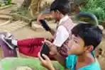 Sejumlah Anak Sedang Bermain Gawai