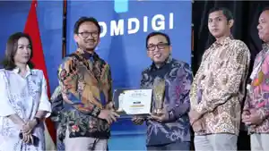 VP-Corporate-Communication-Telkom-Andri-Herawan-Sasoko-kanan-saat-menerima-penghargaan.jpg