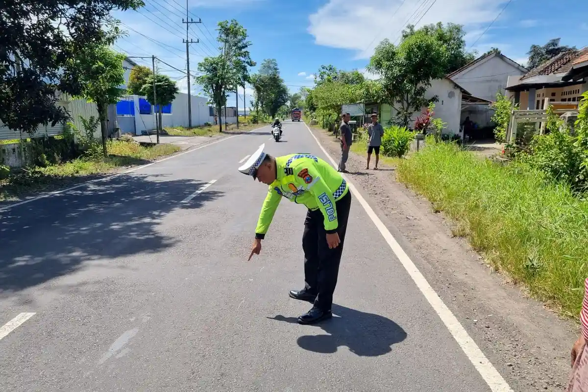 Kecelakaan di Jember, Seorang Nenek Tabrak Belakang Truk saat Kendarai Motor, Luka di Kepala