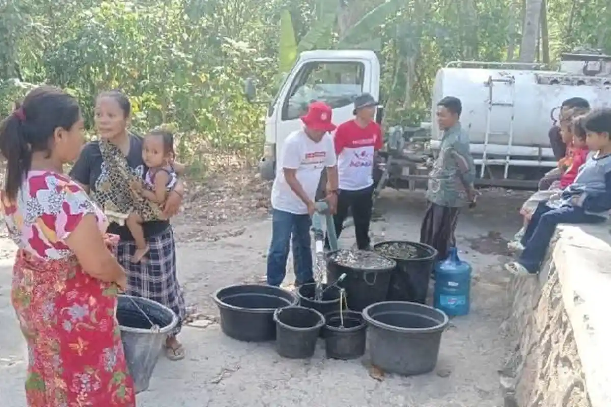 Dampak Kekeringan, Anggota DPRD Lombok Tengah Salurkan Air Bersih di Kelurahan Praya