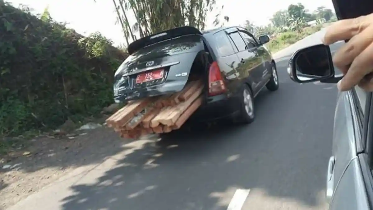 Mobil Dinas Dipakai Angkut Kayu, Bupati  Tasikmalaya Minta Maaf
