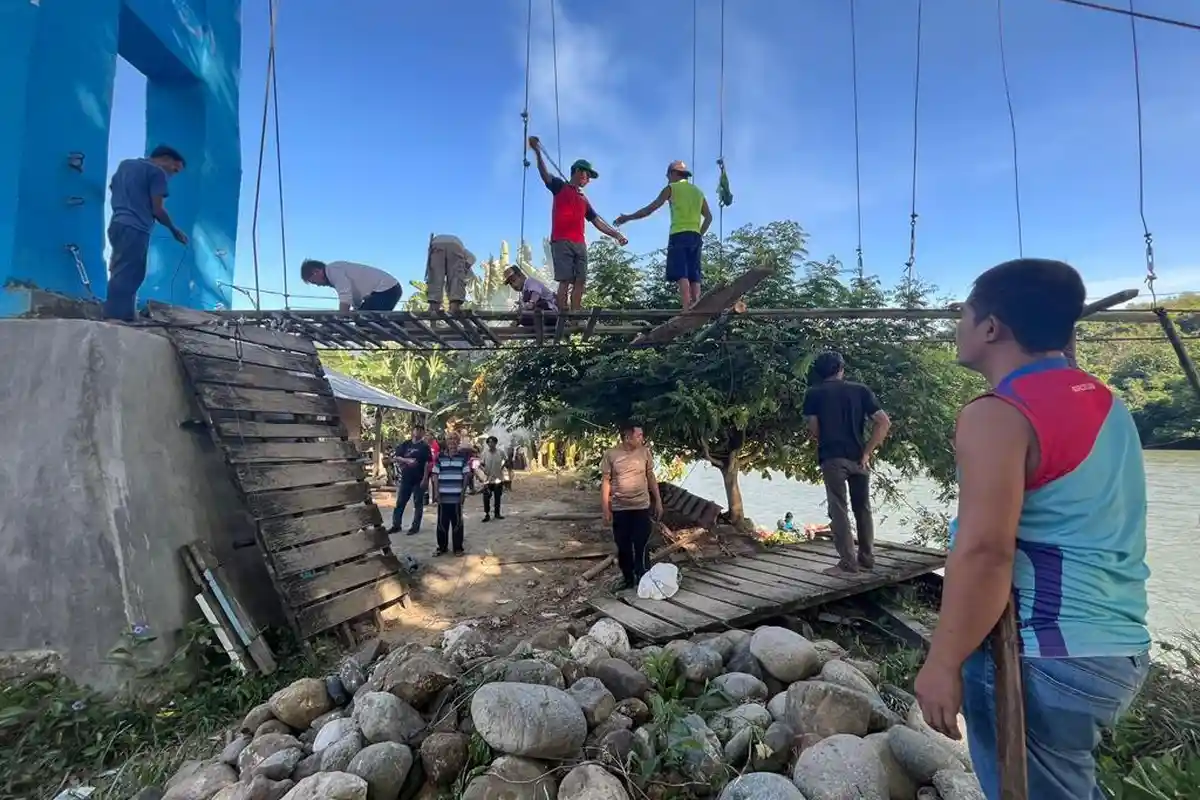 Warga Desa Kalumpang Perbaiki Jembatan Gantung Rusak karena Banjir Secara Swadaya