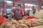 Foto-Tribun-ManadoFernando-Lumowa-Harga-daging-ayam-di-Pasar-Bersehati-Rp-30-ribu-per-kilogram.jpg