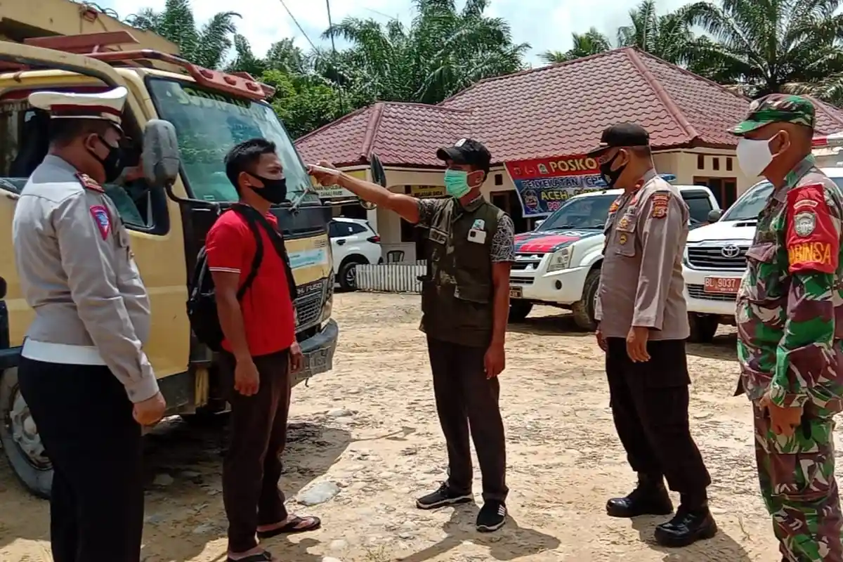 Sekat Arus Mudik di Perbatasan Aceh-Sumut, Petugas Periksa Kendaraan di Pintu Masuk Aceh Singkil