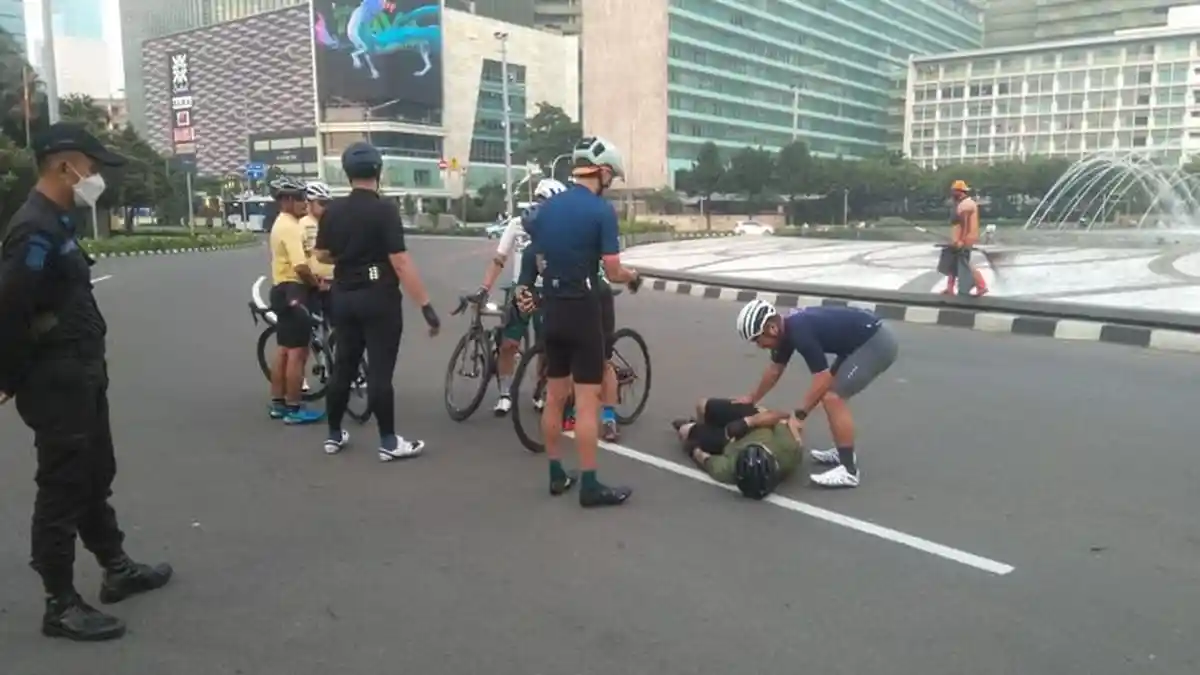 VIRAL Pesepeda Tertabrak Mobil di Bundaran HI hingga Korban Terpental, Begini Kronologinya