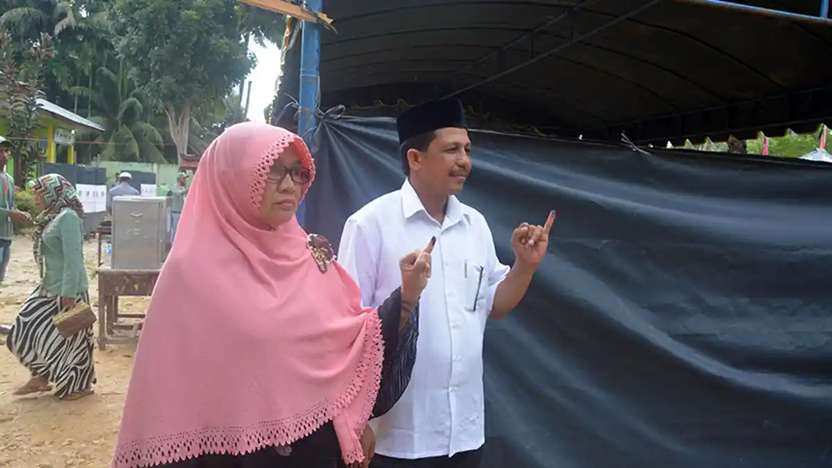 Nek Tu Bersama Istri dan Anak Mencoblos di TPS Gampong Jalan