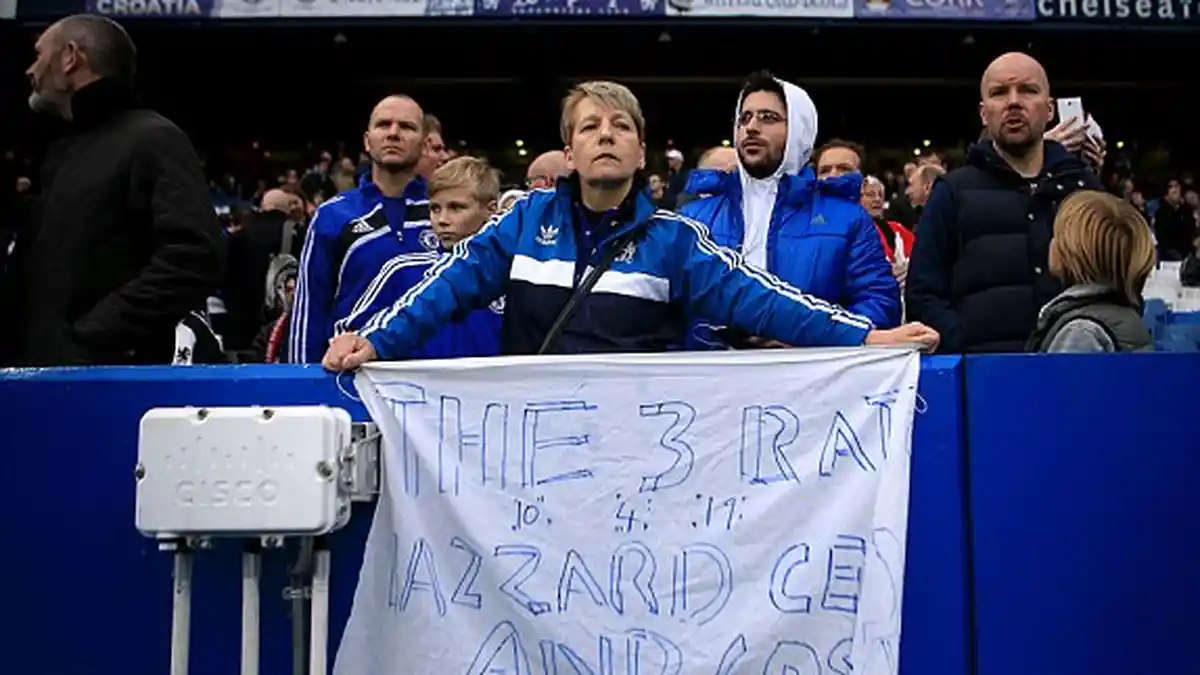 Suporter Chelsea Protes Pemecatan Jose Mourinho