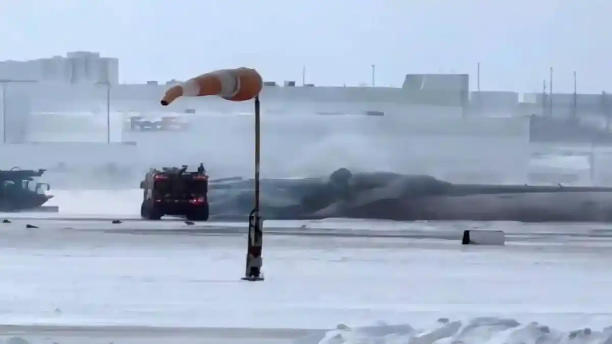 Pesawat Delta Air Lines Terbalik dan Terbakar di Bandara Toronto, Seluruh Penumpang Selamat