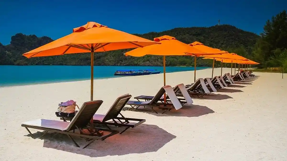 SOAL & KUNCI JAWABAN Latihan UAS & PAS Bahasa Inggris Kelas 10 SMA, Which Country Is Cocoa Beach In?