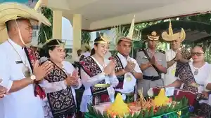 Wakil-Bupati-Rote-Ndao-Apremoi-Dudelusy-Dethan-didampingi-Sekda.jpg