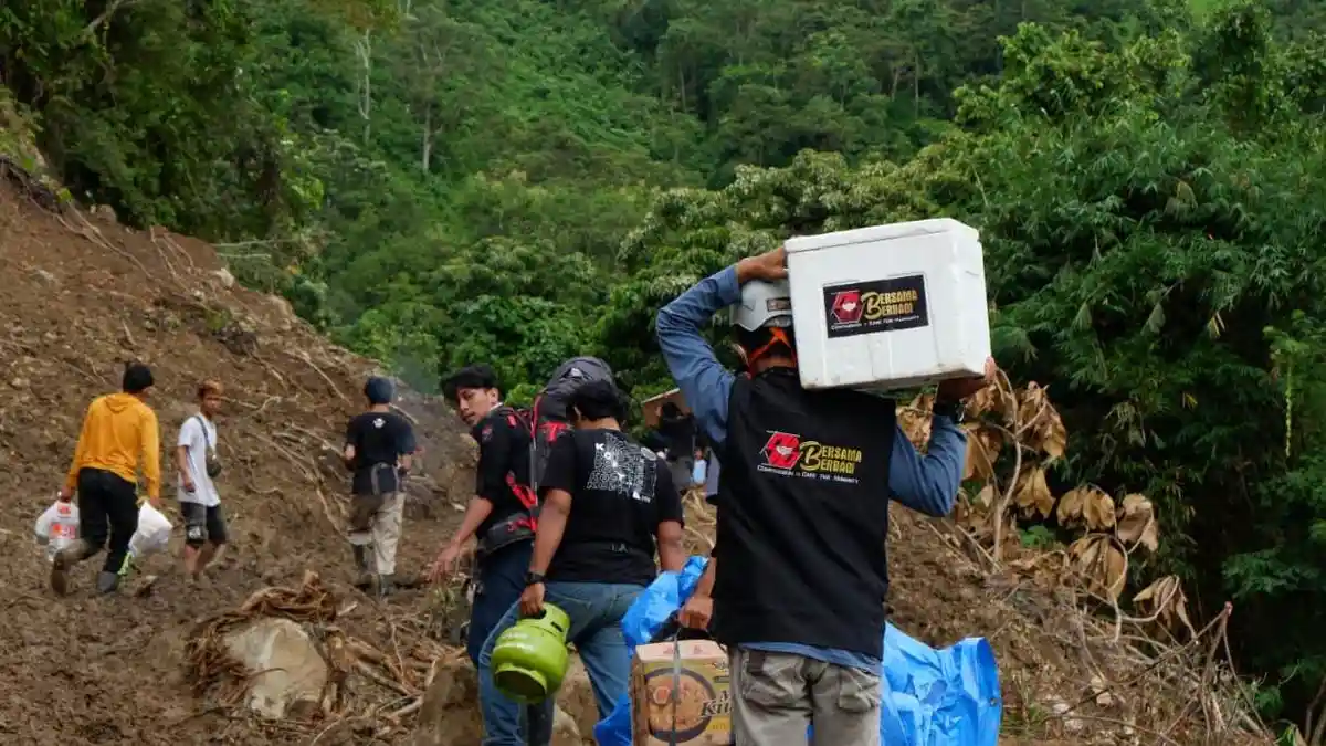 Hari Ketujuh, Relawan Ikatek Unhas Salurkan Logistik di Desa Kabiraan, Majene, Banyak Titik Longsor