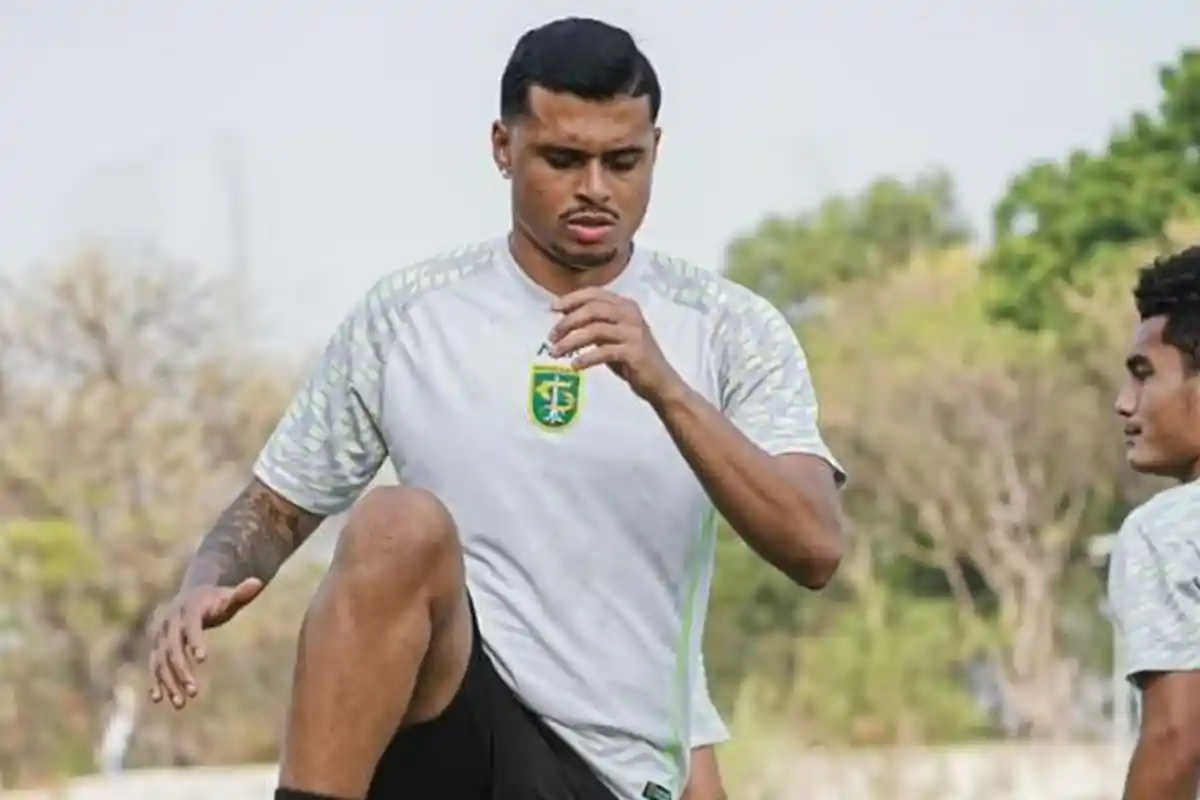 Yan Victor Ikut Latihan Bersama Persebaya setelah Diresmikan, Bonek Gagal Fokus dengan Sosok Baru