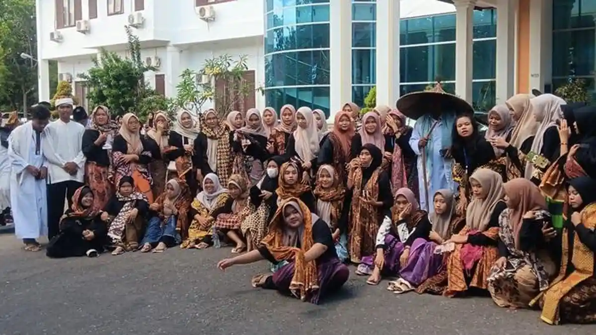Mahasiswa Unsam Langsa Praktik Budaya Tradisional Khas Aceh, Dari Silop Situek Hingga Dalail Khairat