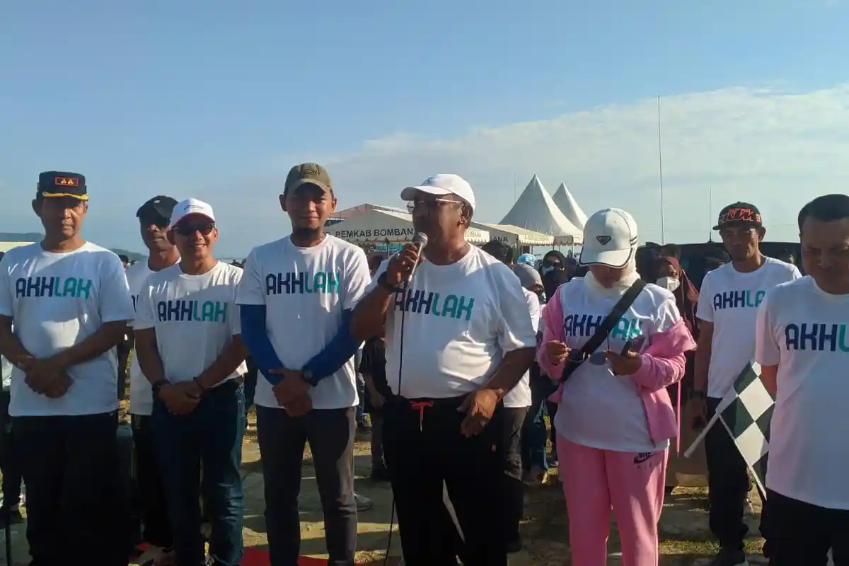 Pj Bupati Burhanuddin Lepas Peserta Jalan Sehat Bersama BUMN di Bombana Sulawesi Tenggara