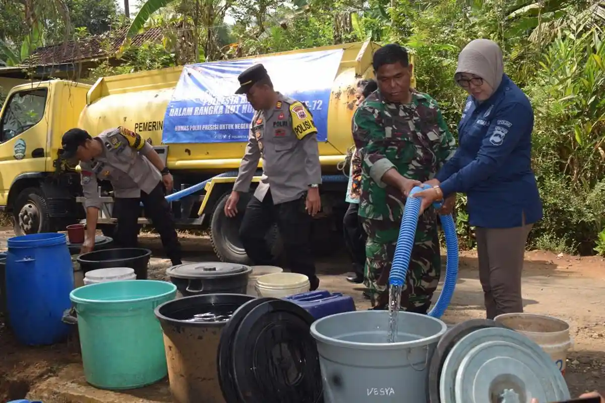 Susah Karena Kekeringan, Warga Desa Kasegeran Banyumas Dibantu 10 Ribu Liter Air