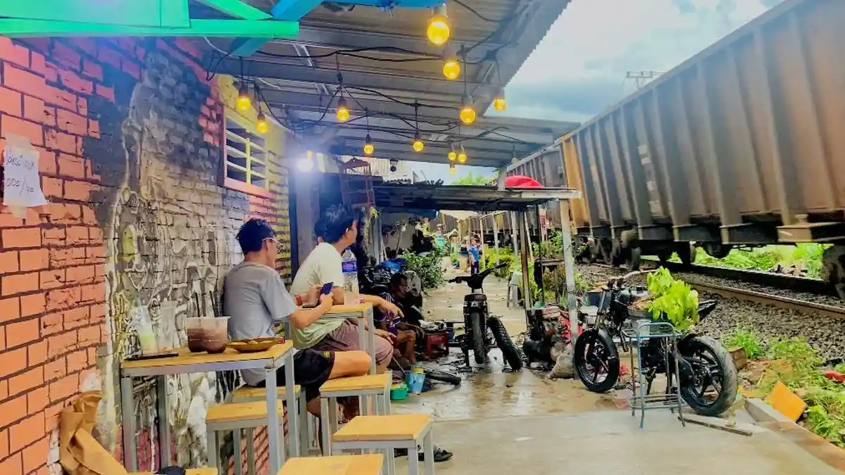Kupirel, Tempat Wisata Kuliner Unik Pinggir Rel di Bandar Lampung