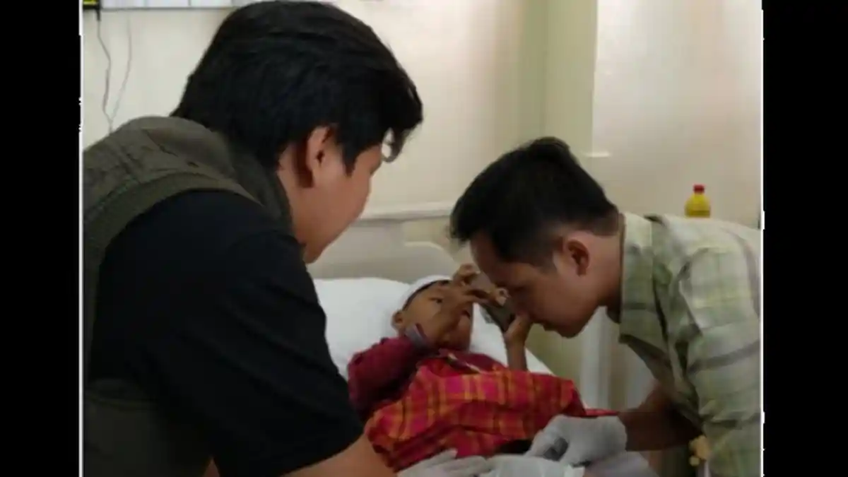 Tidak Menangis Saat Dikhitan, Bocah Di Tangerang Selatan Ini Rupanya Keasyikan Main Mobile Legends