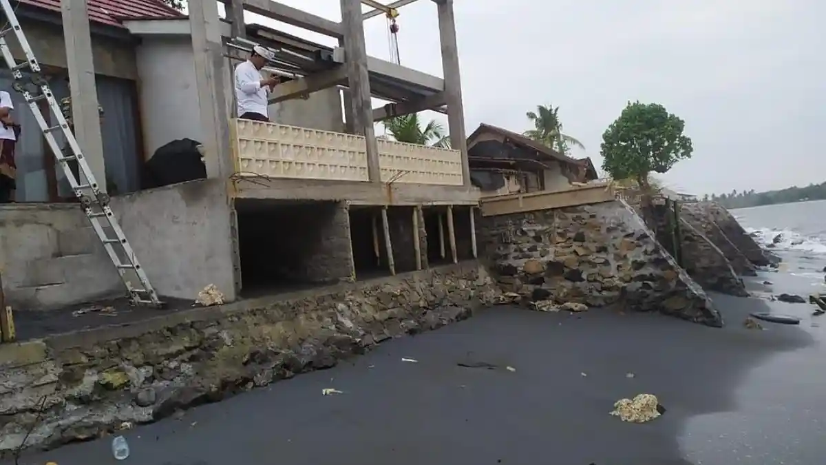 Bule Ngotot Bangun Vila di Tanah Negara, Dirikan Tepat di Pantai Abrasi Parah