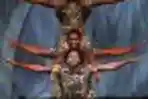Pemain Circus Unjuk Kebolehan 