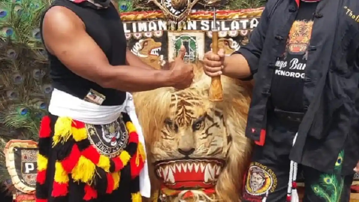 Angkat Singa Barongan Pakai Gigi, Bukan Kekuatan Gaib Tapi Begini Tekniknya