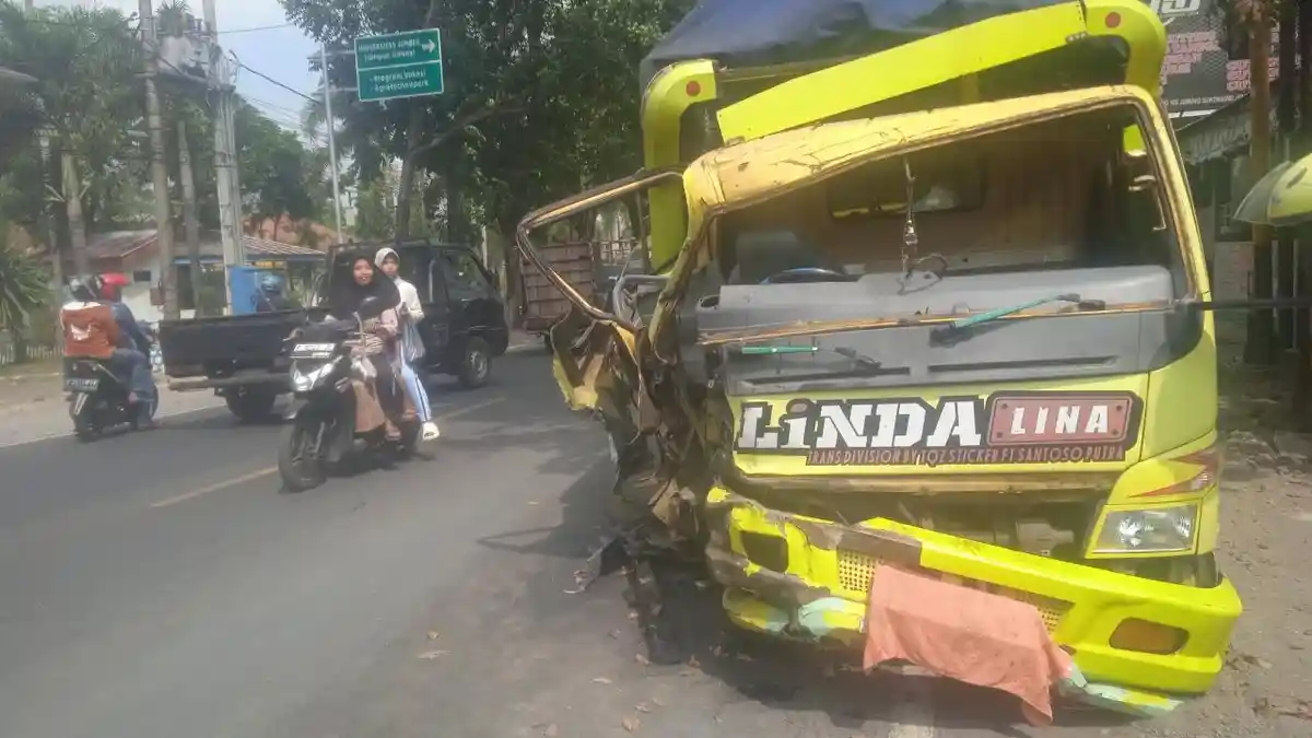 Kecelakaan Horor Honda Jazz Vs Truk di Jember: Dua Orang Tewas di TKP