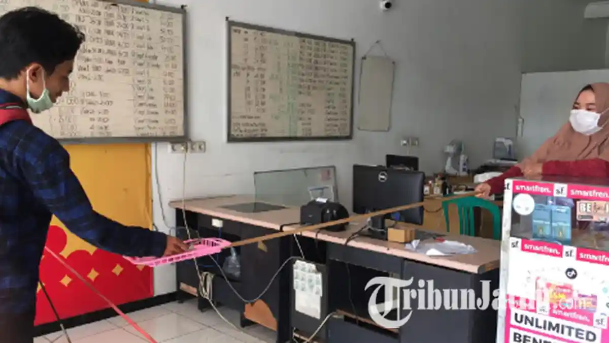 Cara Unik Toko Pulsa Lumajang Lawan Covid-19, Bentangkan Rafia: Pembeli Cukup Berdiri di Halaman