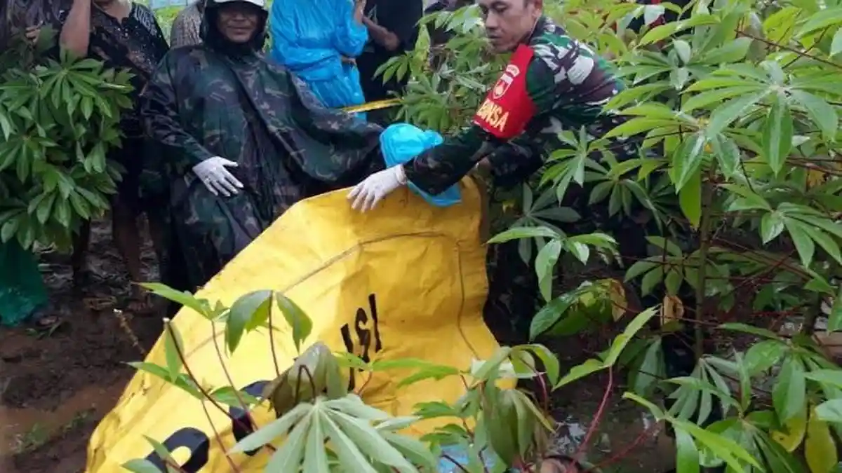 GEGER! Mayat Perempuan Berjas Hujan di Kebun Singkong Limpung Batang, Ini Identitasnya 
