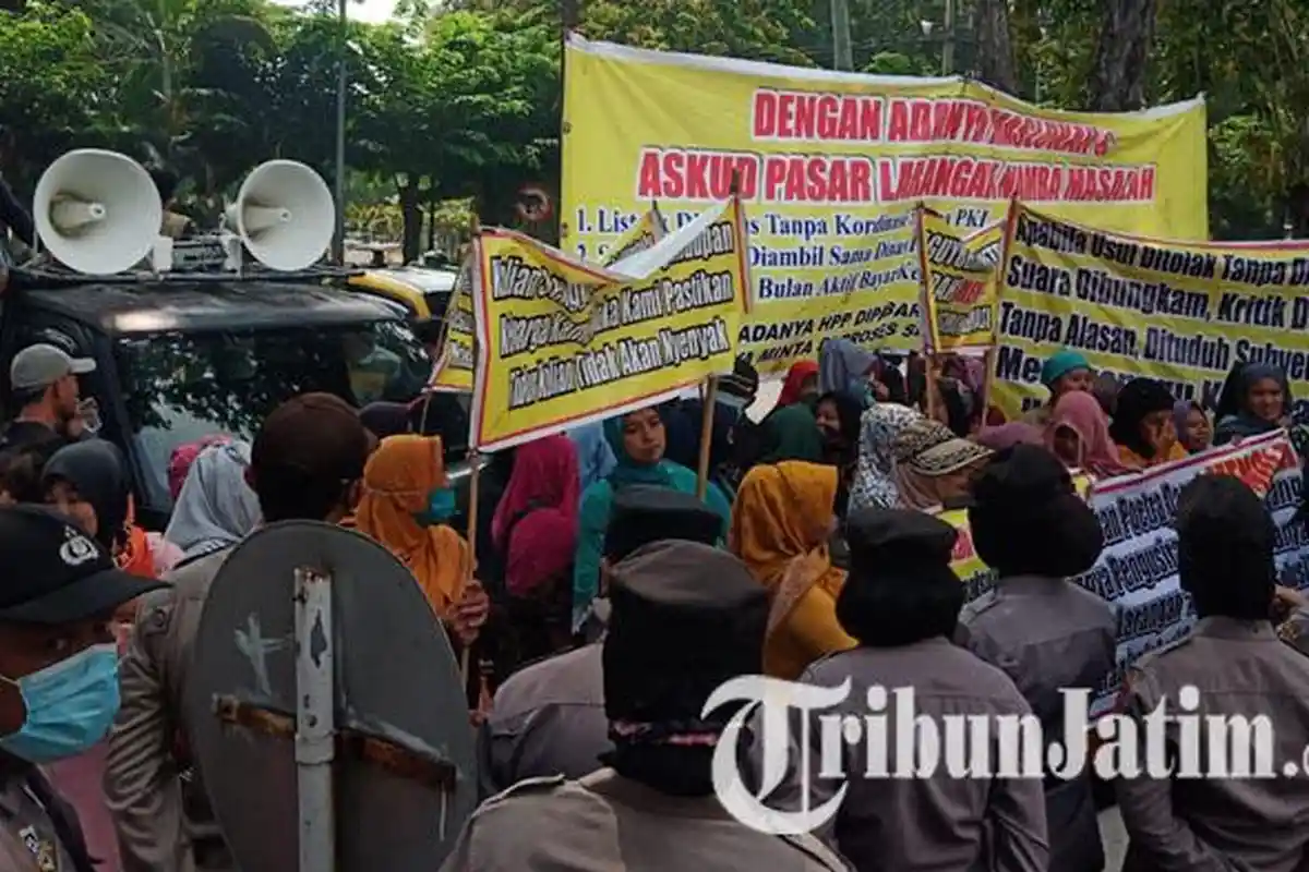 Pedagang Pasar Larangan Sidoarjo Geruduk Gedung Dewan, Unjuk Rasa Sempat Memanas