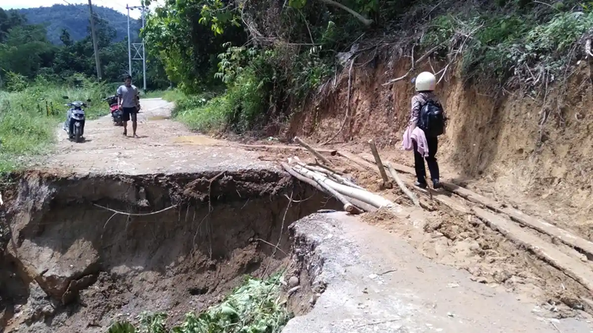 Wali Nagari Sungai Buluh Timur Memohon Jalan Amblas Segera Diperbaki: Jalan Utama ke Pemukiman Warga