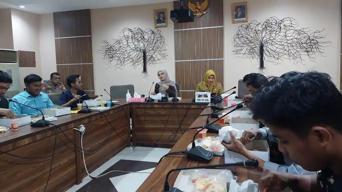Program MBG Presiden Prabowo Didemo, Yeti Wulandari Bagikan Sampel dan Makan Bersama Pendemo