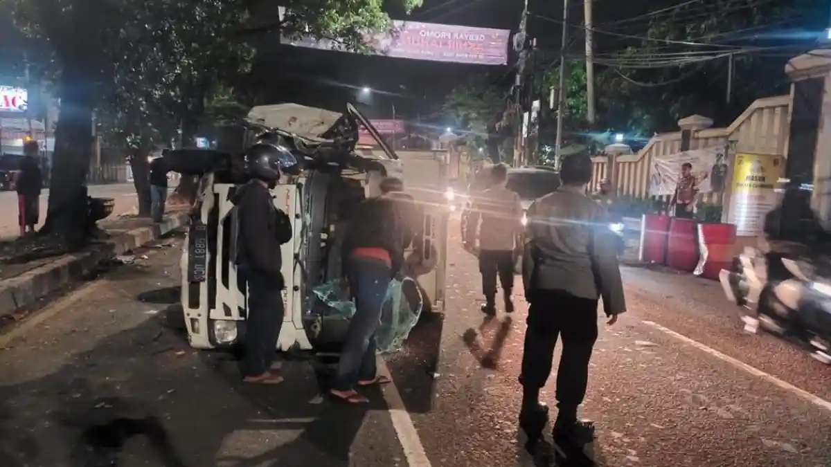 Mobil Box Tabrak Pohon hingga Terguling di Depan Mapolsek Cileungsi, Kapolsek: Pengemudi Ngantuk