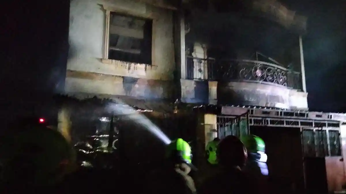Imbas Tawuran Warga di Kandea Makassar 5 Rumah Terbakar
